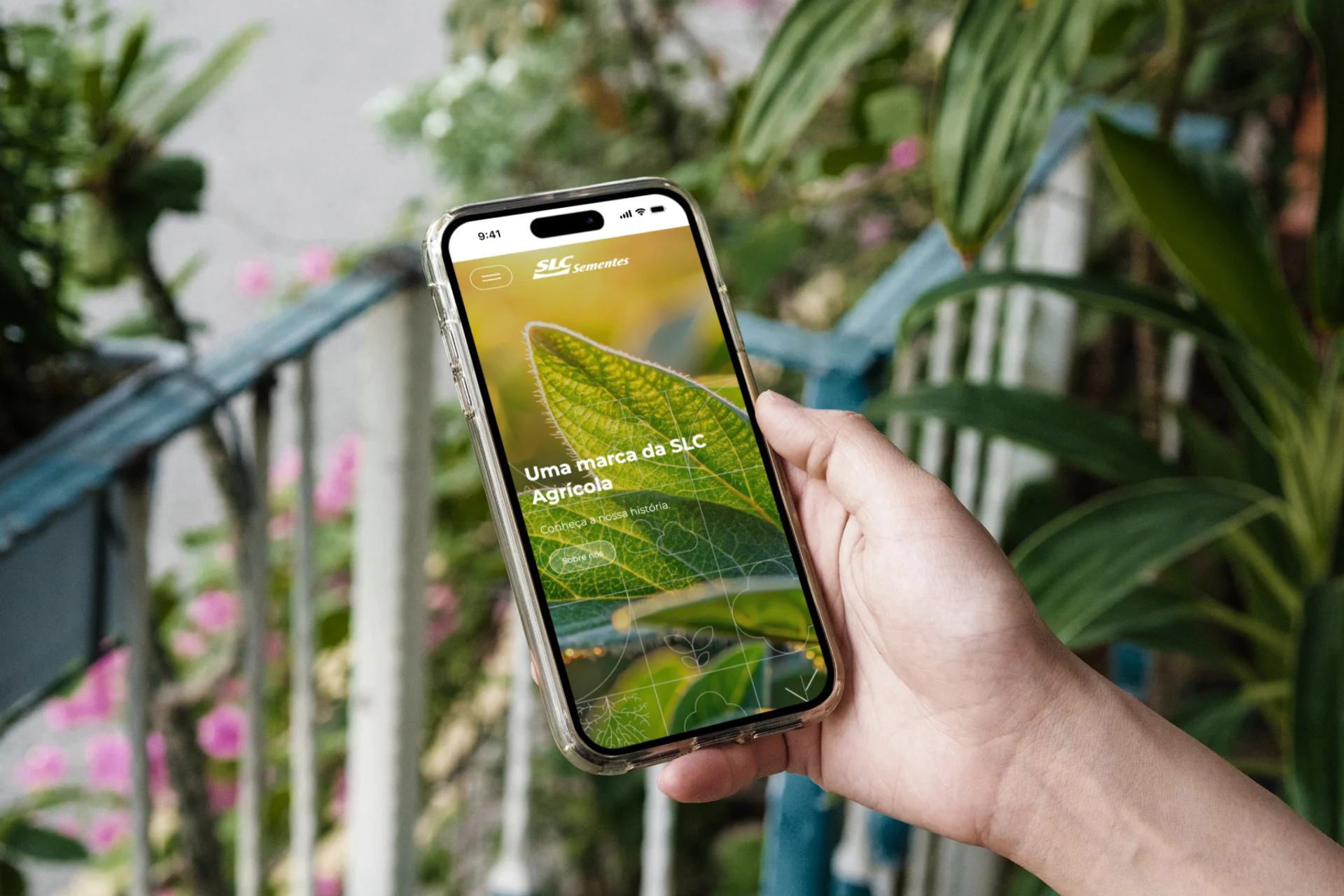 Mockup de celular com o site institucional da SLC Sementes na tela.