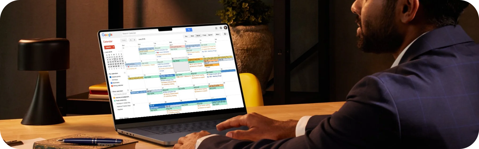 Pessoa visualizando a agenda de publicações de conteúdos do mês.