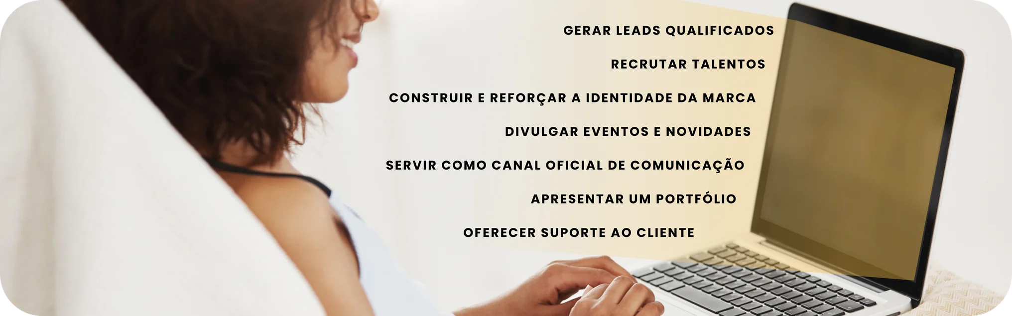 Pessoa visualizando as inúmeras possibilidades de propósitos para se ter em um site institucional.