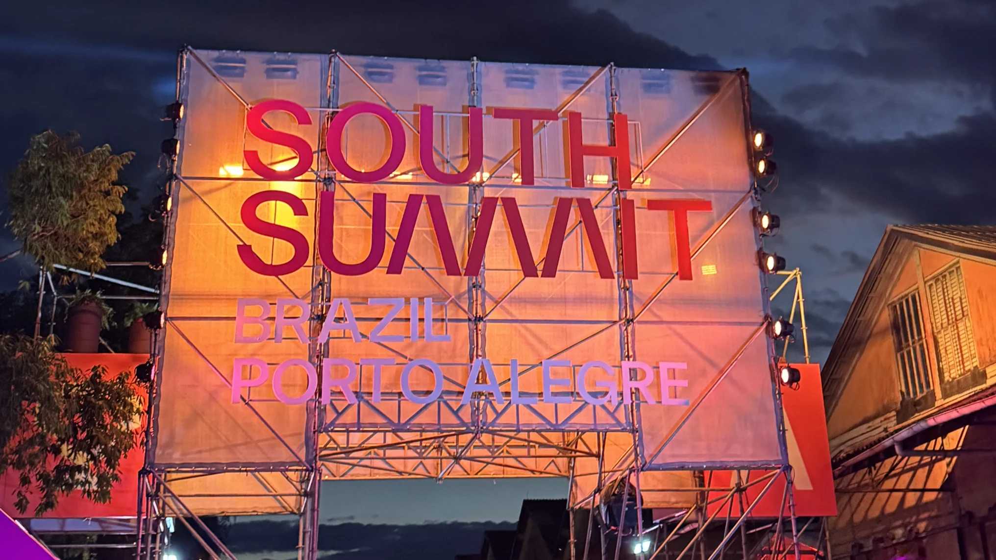 Imagem do pórtico de entrada do evento South Summit Brazil 2025.