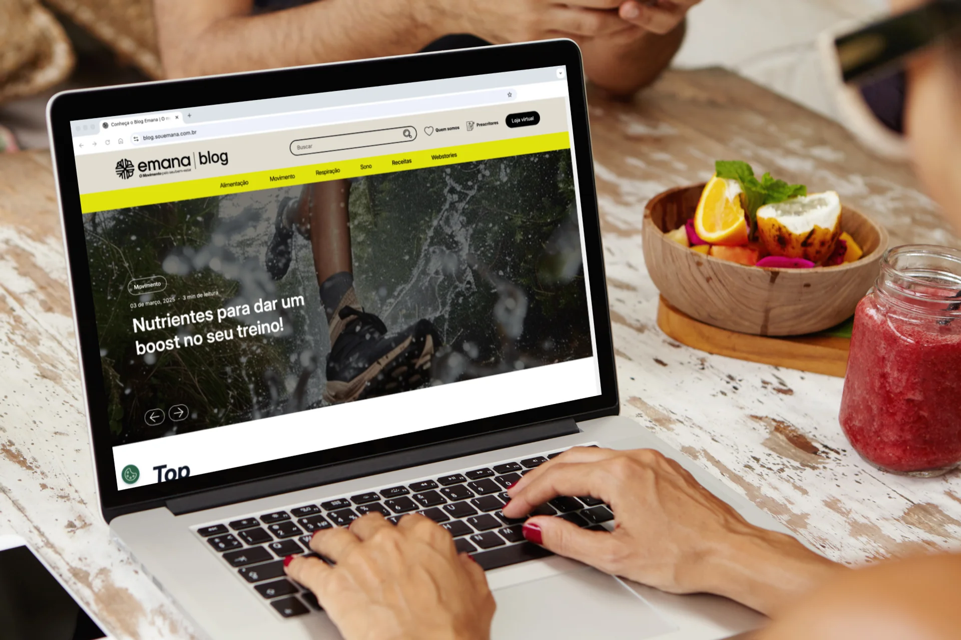Mockup de notebook com o site institucional da Emana.