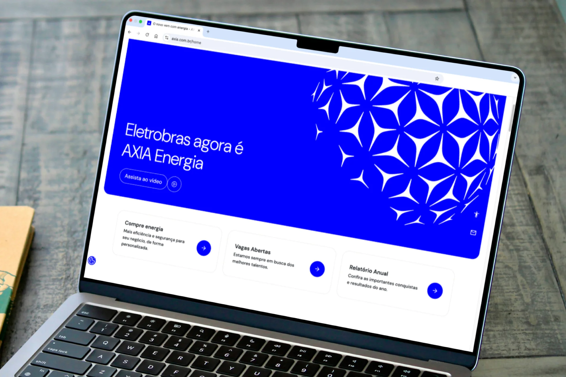Case: Site Institucional Axia - Eletrobras 1 Laptop apresentando na tela o novo site institucional da Axia Energia, antiga Eletrobras, desenvolvido pela BASE Digital.