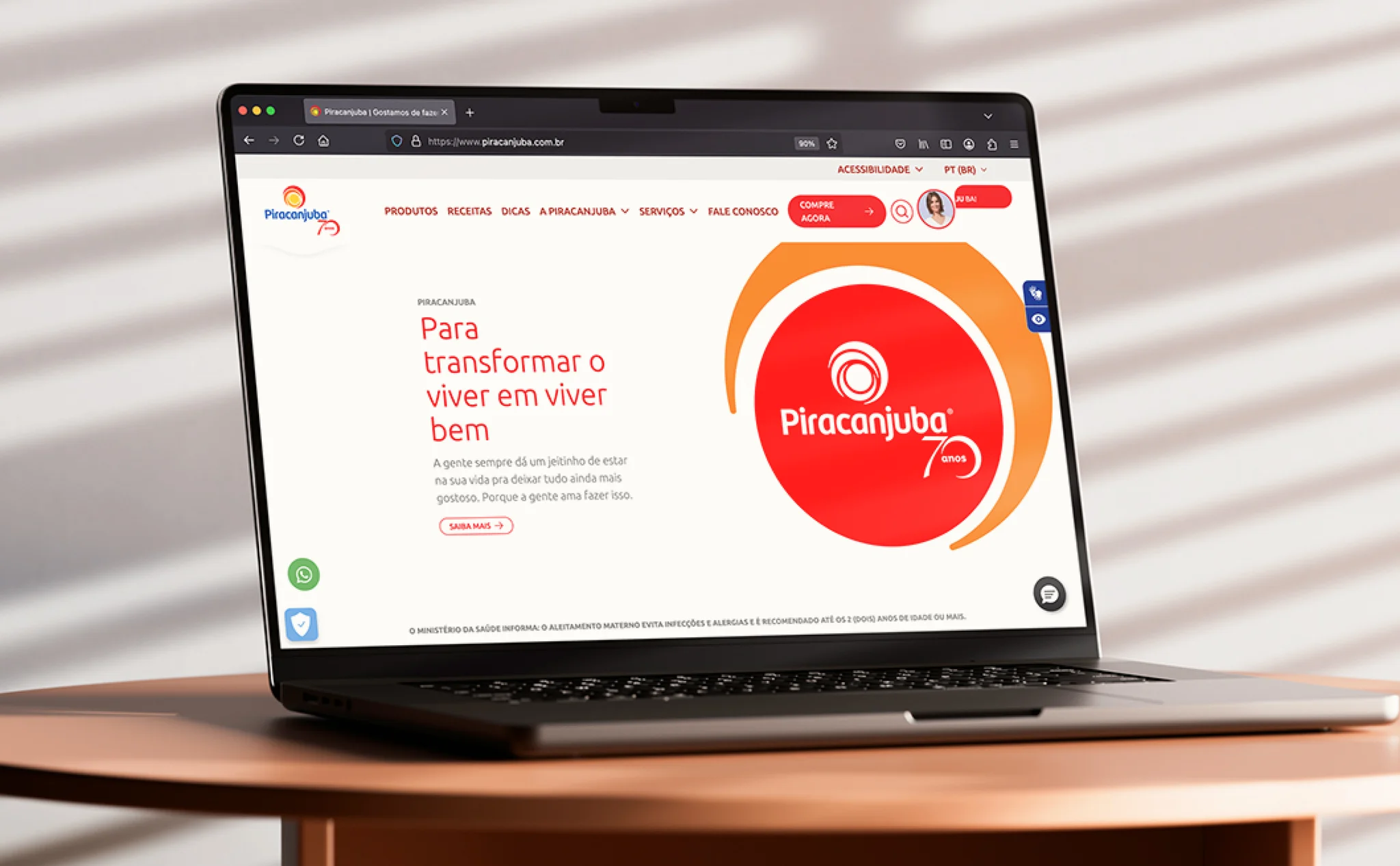 Mockup desktop apresentando na tela o site da Piracanjuba e sua marca comemorativa de 70 anos.