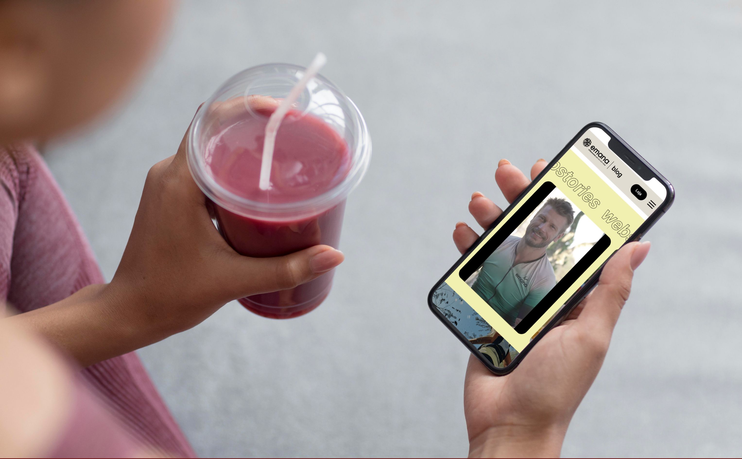 Mockup de um celular com o site institucional da Emana.