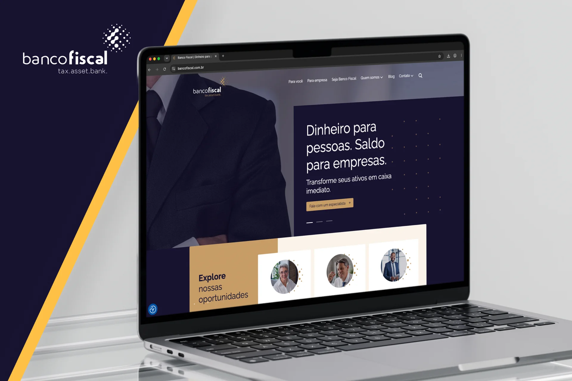 Notebook aberto em mesa com imagem do site institucional do Banco Fiscal, com logo do Banco Fiscal. 