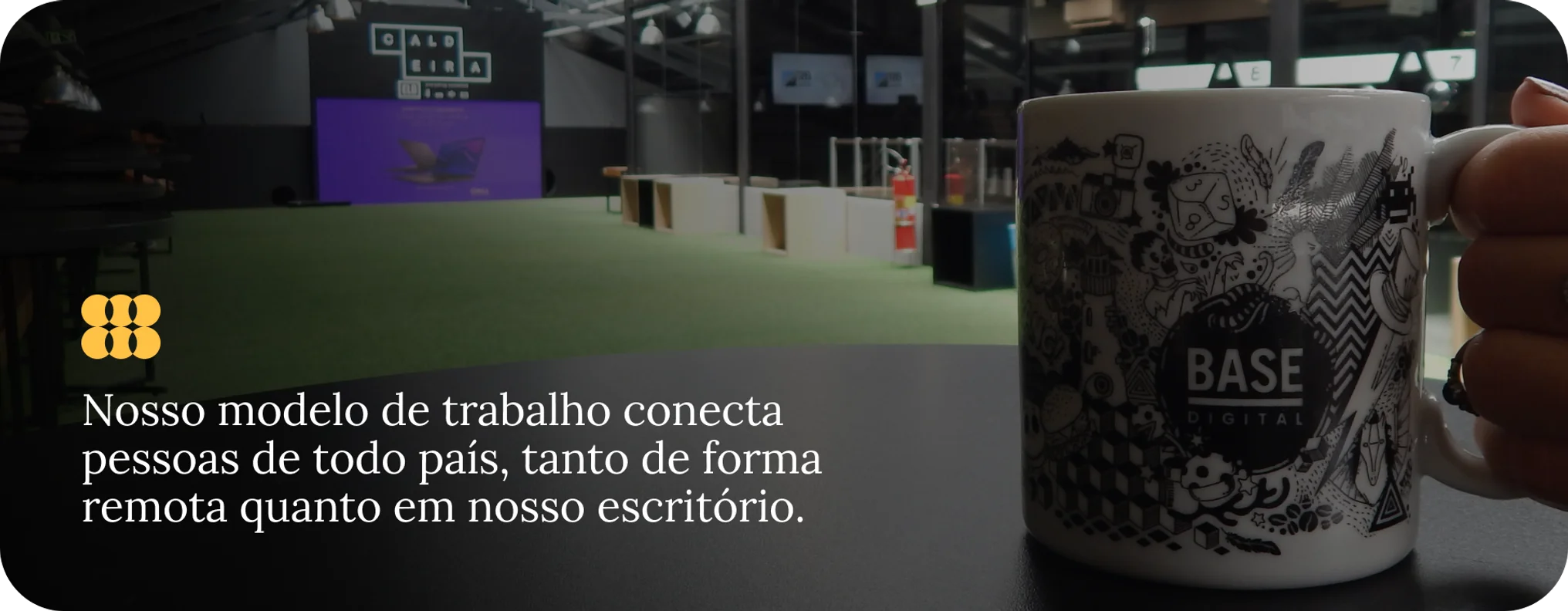 Insights - Imagem da caneca da BASE na mesa do escritório que fica no Instituto Caldeira.