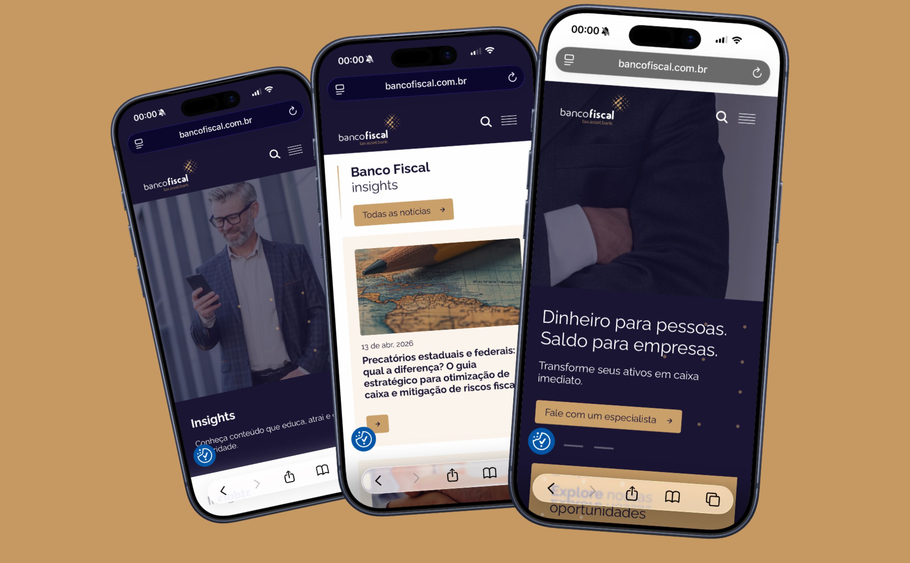 Site institucional da empresa Banco Fiscal aberto em três smartphones. Um deles mostra o blog institucional para mostrar performance digital.