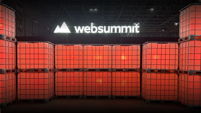 Imagem do evento em um painel onde aparece o logo do Web Summit