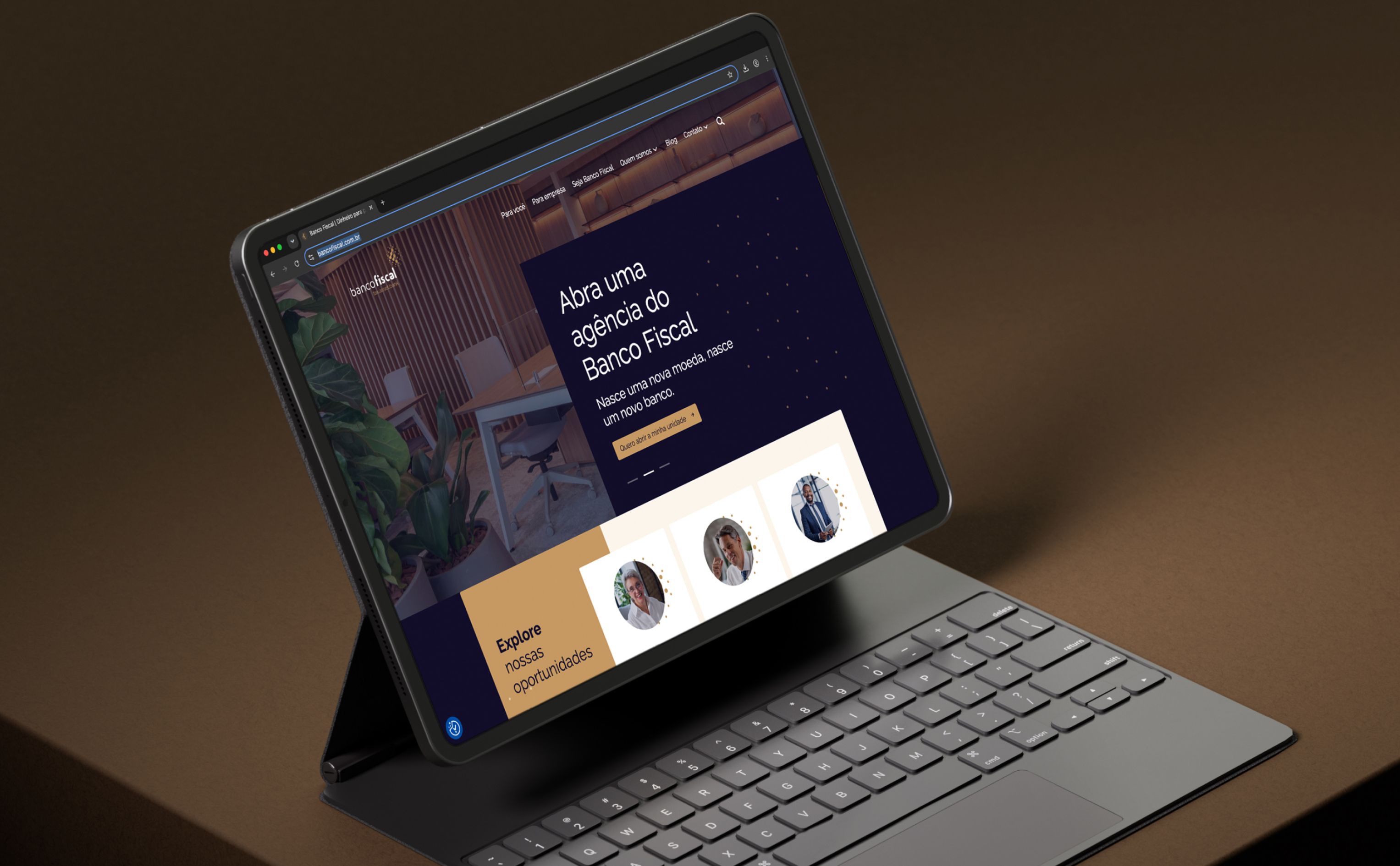 Notebook aberto no site institucional da empresa Banco Fiscal