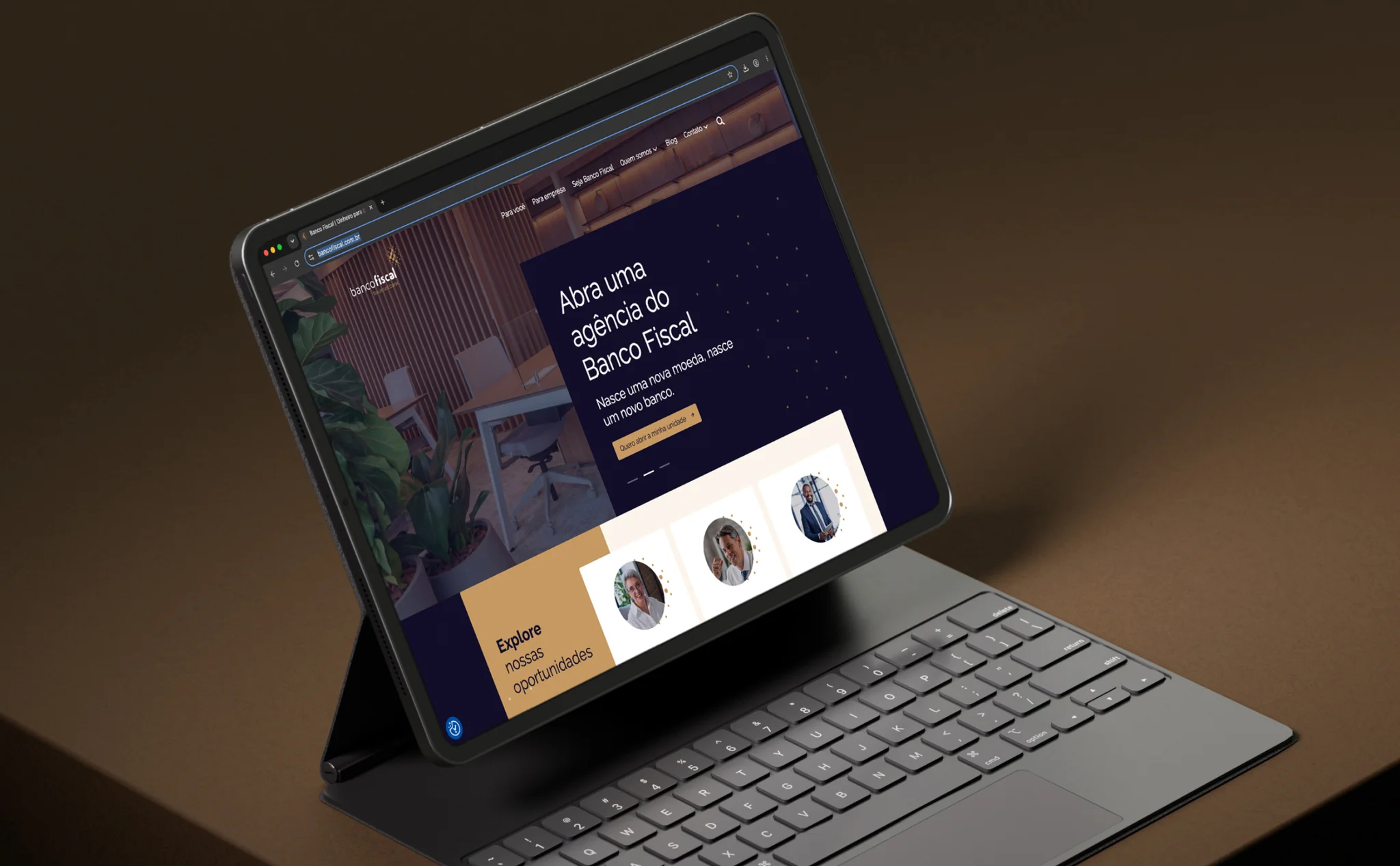 Notebook aberto no site institucional da empresa Banco Fiscal
