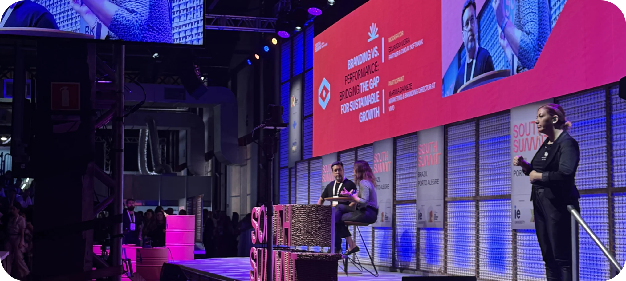 Palco de uma das palestras que aconteceram no evento South Summit Brazil 2025.
