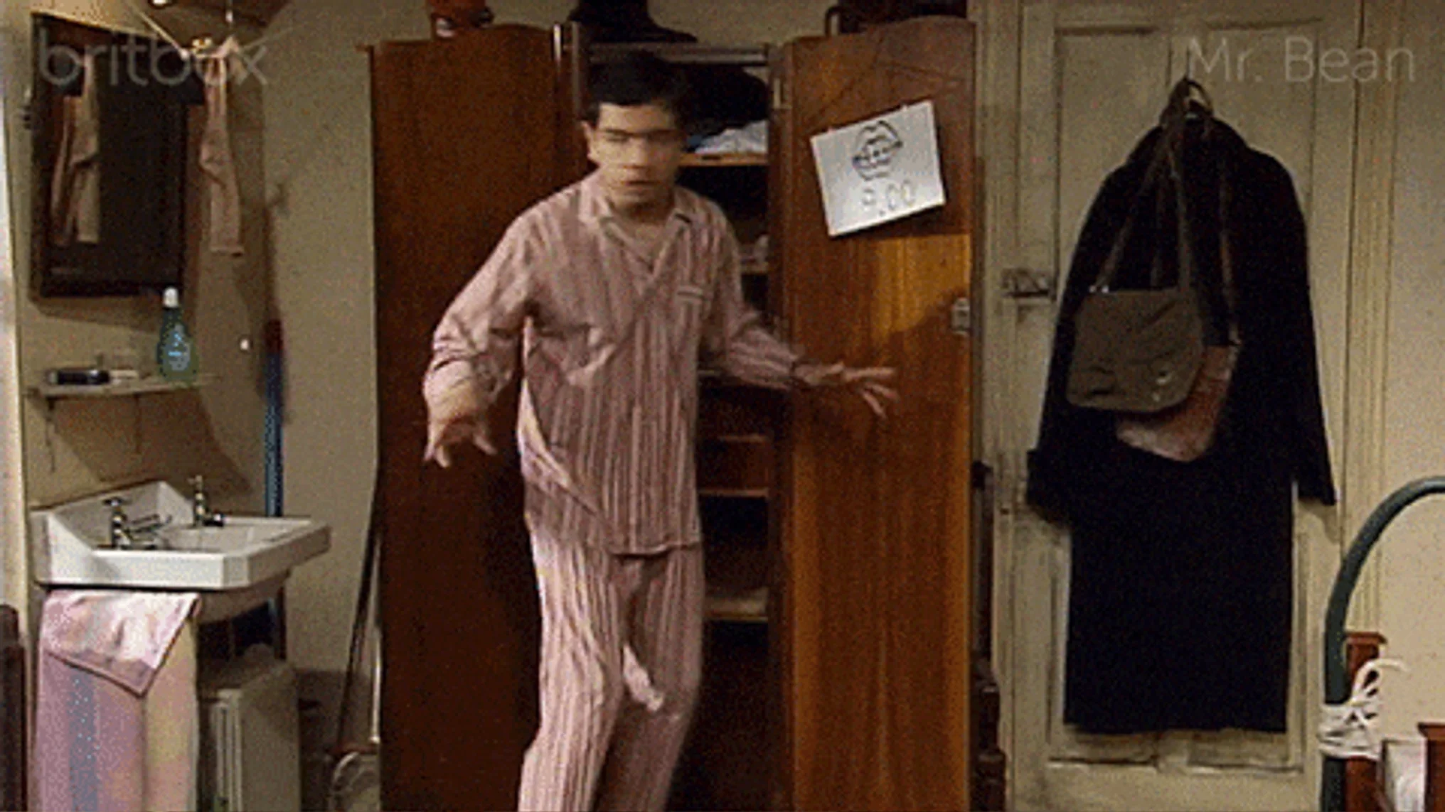 Gif cômico do Mr. Bean confuso e sem saber para que lado ir, assim como a maioria dos consumidores.