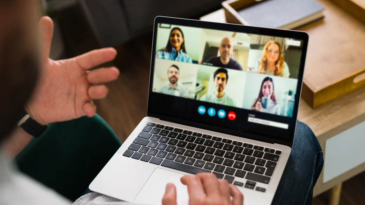 Insights - Pessoa gestora participando de uma reunião online com seus liderados