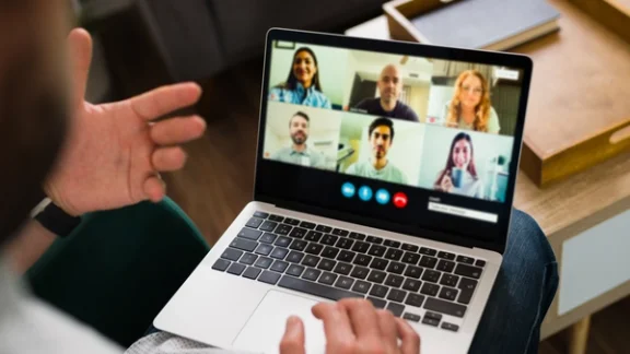 Insights - Pessoa gestora participando de uma reunião online com seus liderados