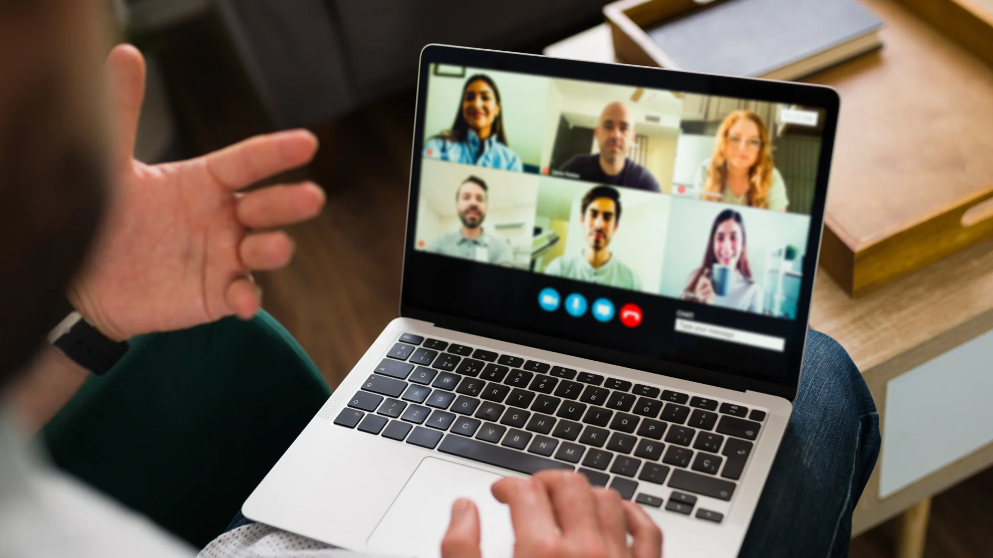 Insights - Pessoa gestora participando de uma reunião online com seus liderados