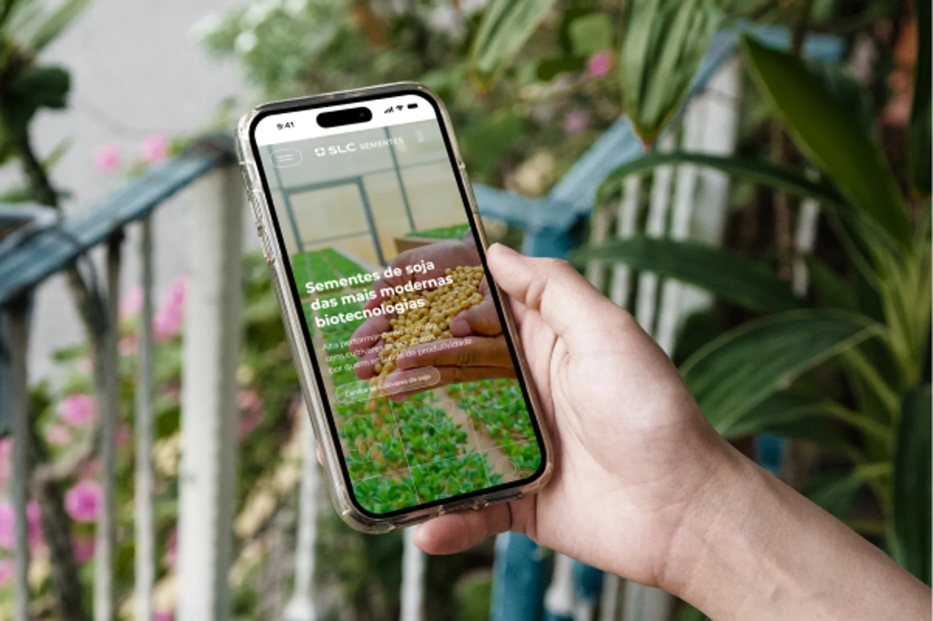 Mockup de celular com o site institucional da SLC Sementes na tela.