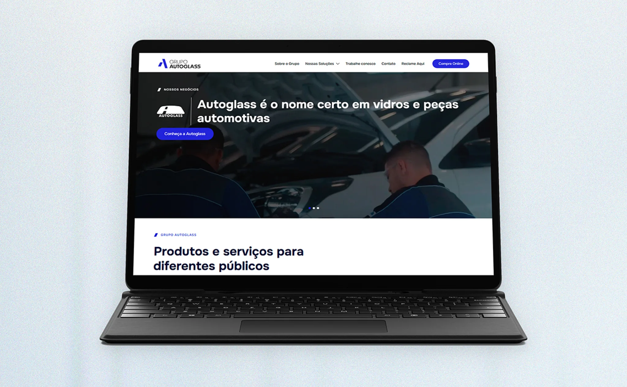 Mockup de notebooks apresentando uma tela do site do Grupo Autoglass.
